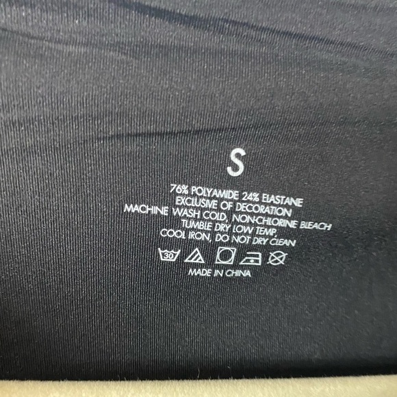 Elegant Black Sleeveless Top - Picture 2 of 2